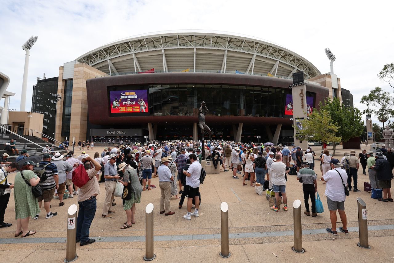 Spectators start getting into Adelaide Oval, Australia vs India, 2nd Test, Adelaide, 1st day, December 6, 2024