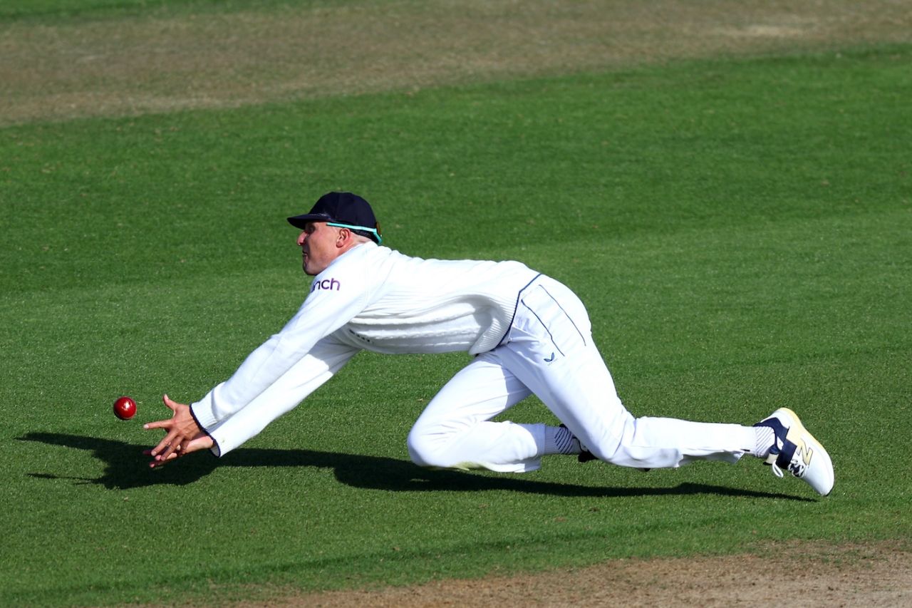 Brydon Carse dives to catch Rachin Ravindra, New Zealand vs England, 2nd Test, Wellington, 1st day, December 6, 2024