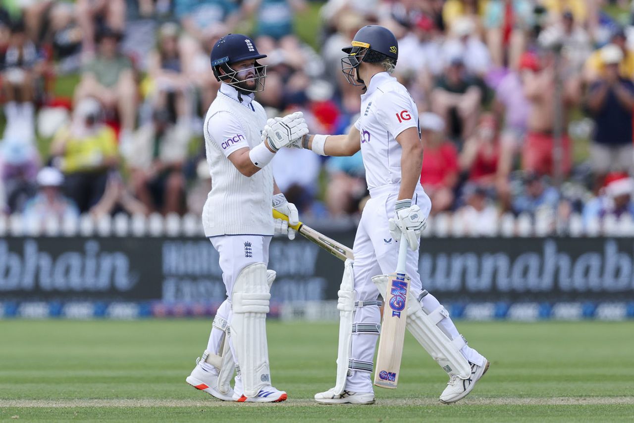 Jacob Bethell celebrates his half-century with Ben Duckett, New Zealand vs England, 2nd Test, Wellington, 2nd day, December 7, 2024