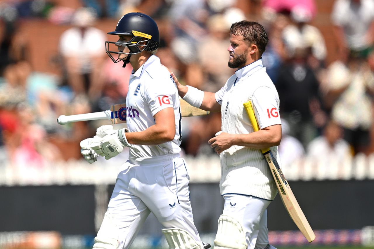 Jacob Bethell gets a pat on the back after being dismissed for 96, New Zealand vs England, 2nd Test, Wellington, 2nd day, December 7, 2024
