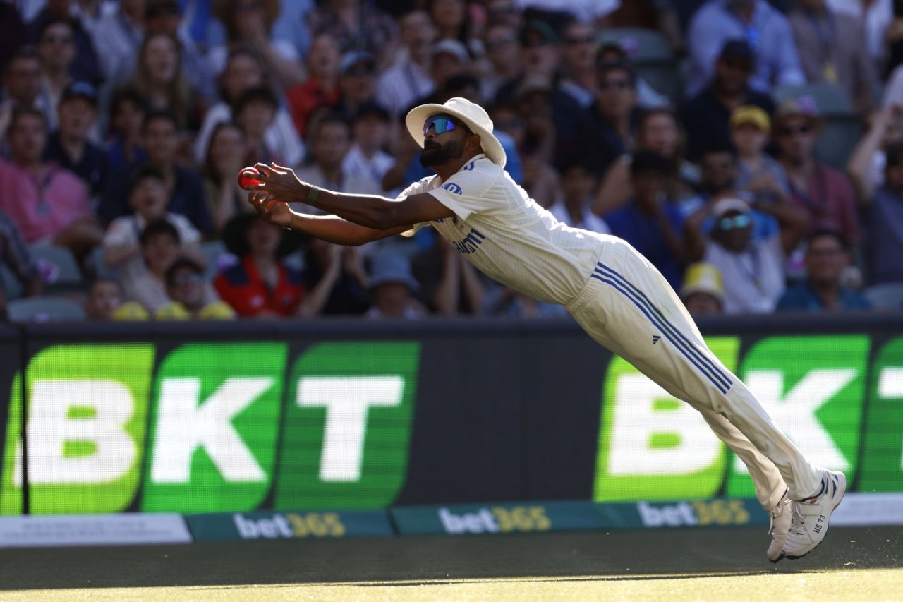 Mohammed Siraj makes an unsuccessful attempt to take Travis Head's catch, Australia vs India, 2nd Test, Adelaide, 2nd day, December 7, 2024