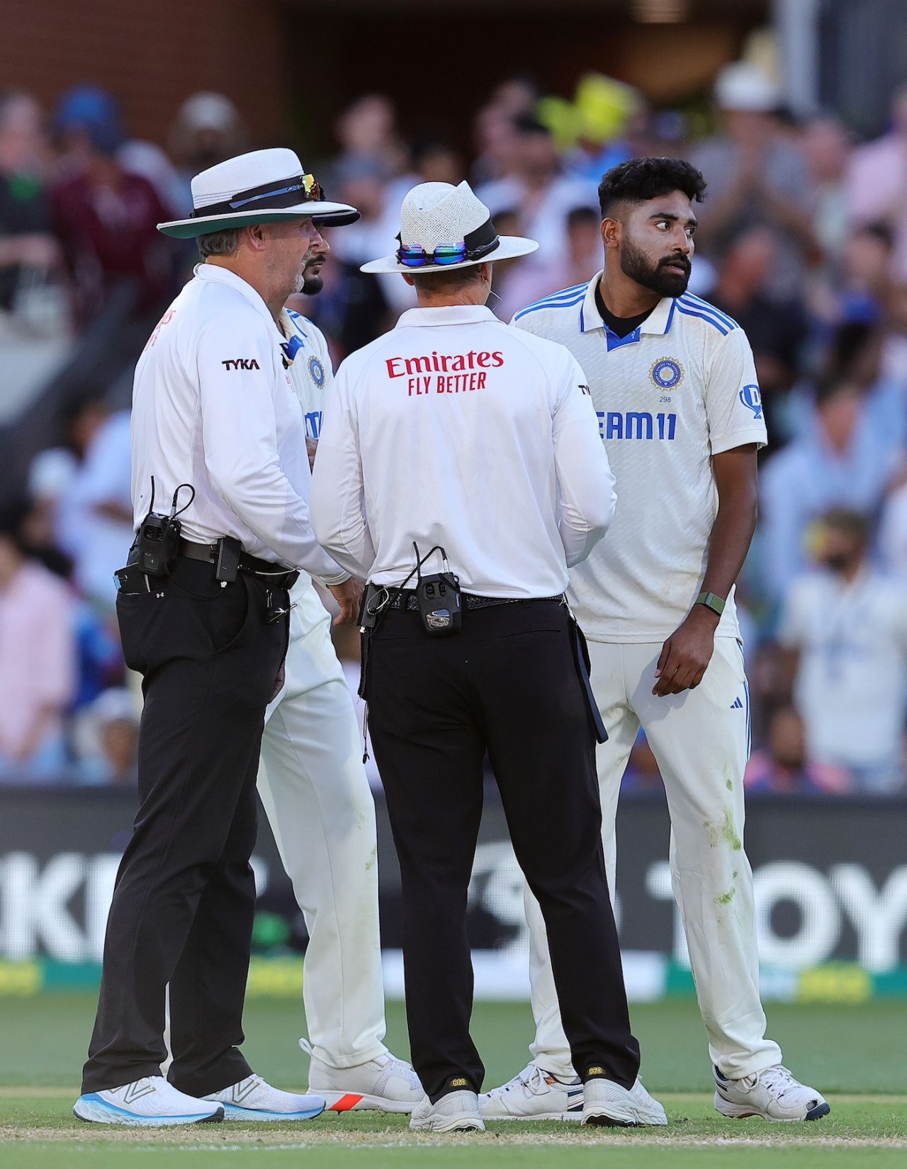 Umpires Chris Gaffaney and Richard Illingworth have a chat with Mohammed Siraj, Australia vs India, 2nd Test, Adelaide, 2nd day, December 7, 2024