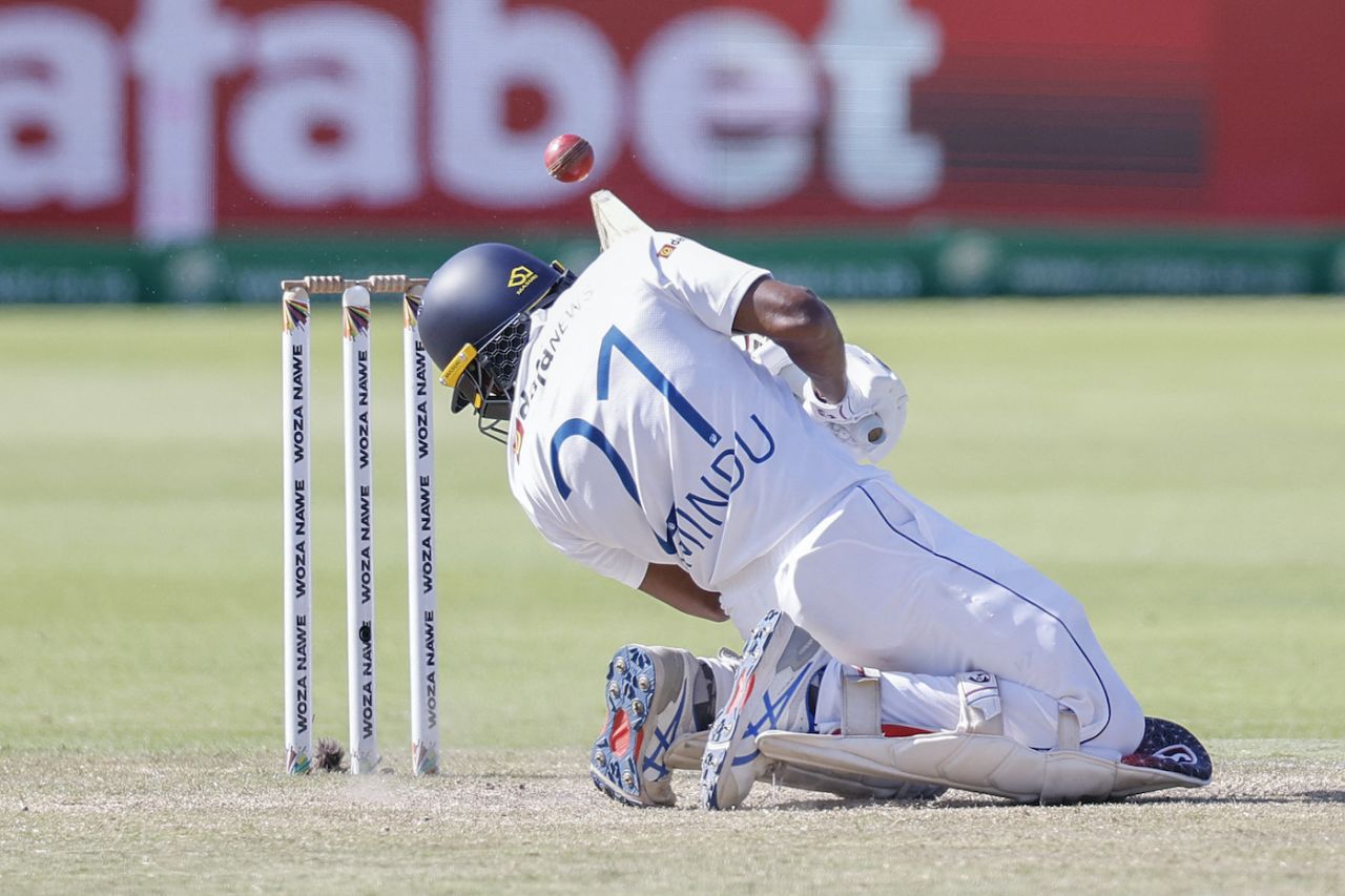 Kamindu Mendis was hit on the helmet by a nasty bouncer from Marco Jansen in the 33rd over, South Africa vs Sri Lanka, 2nd Test, Gqeberha, 4th day, December 8, 2024