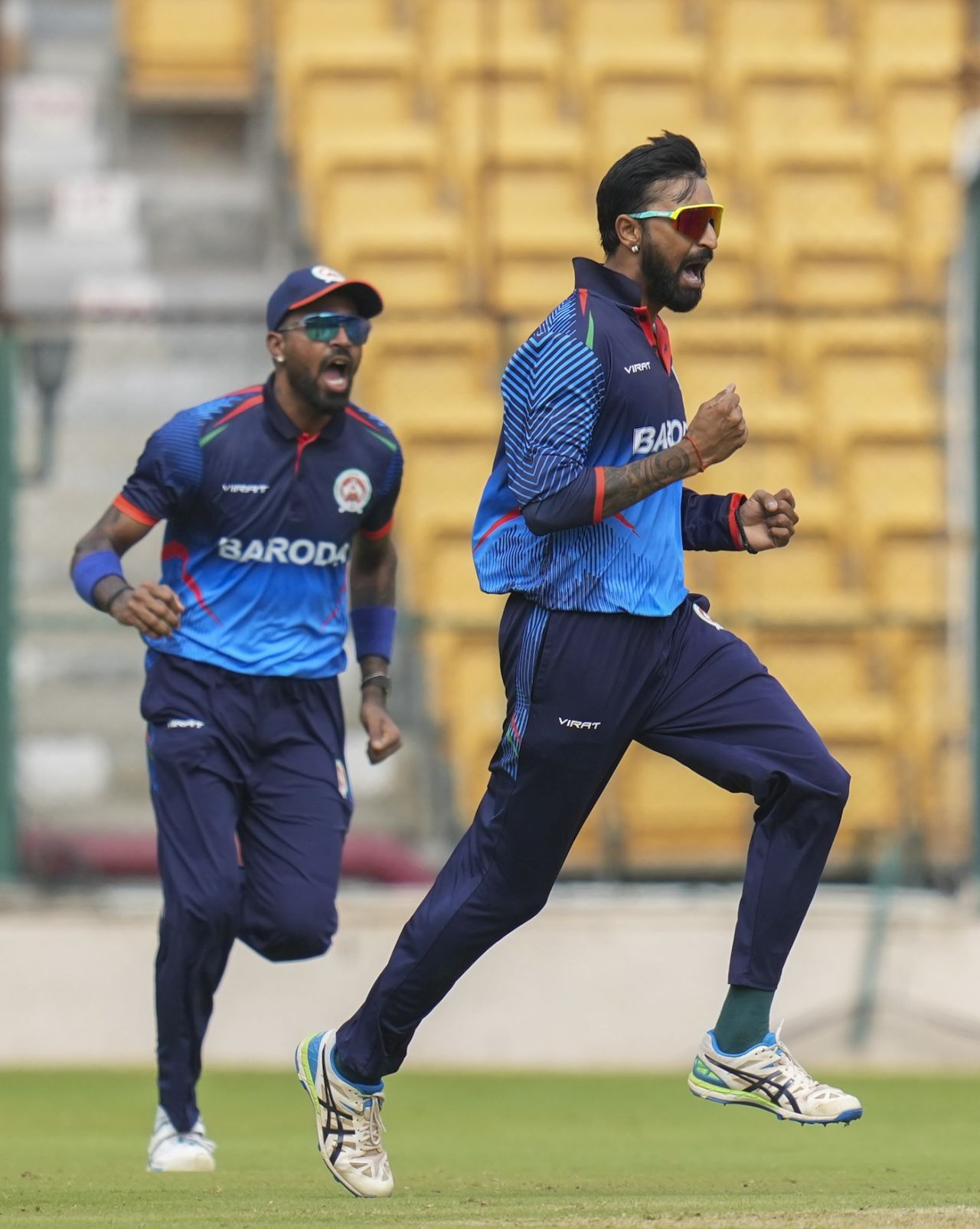 Hardik Pandya joins the celebrations with brother Krunal Pandya, Baroda vs Bengal, Syed Mushtaq Ali Trophy, 1st quarter-final, Bengaluru December 11, 2024