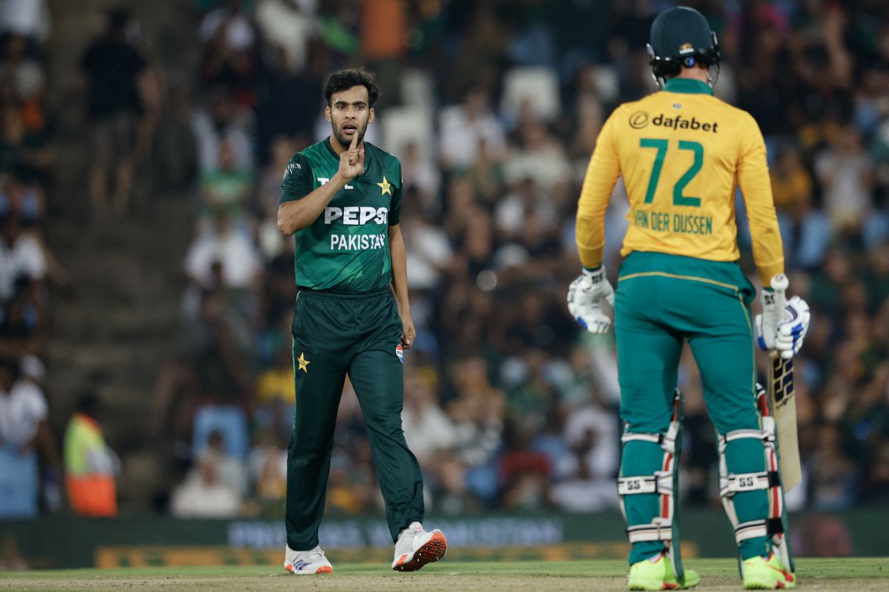 Rassie van der Dussen used DRS to overturn a decision off Abbas Afridi's bowling in the ninth over, South Africa vs Pakistan, 2nd T20I, Centurion, December 13, 2024