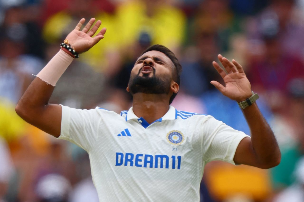 Akash Deep nearly had Nathan McSweeney LBW in his first spell | sportzpoint.com