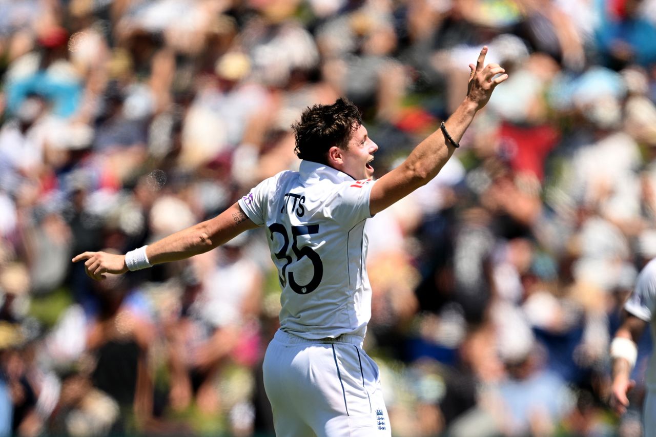 Matthew Potts celebrates his dismissal of Tom Latham, New Zealand vs England, 3rd Test, Hamilton, 1st day, December 14, 2024