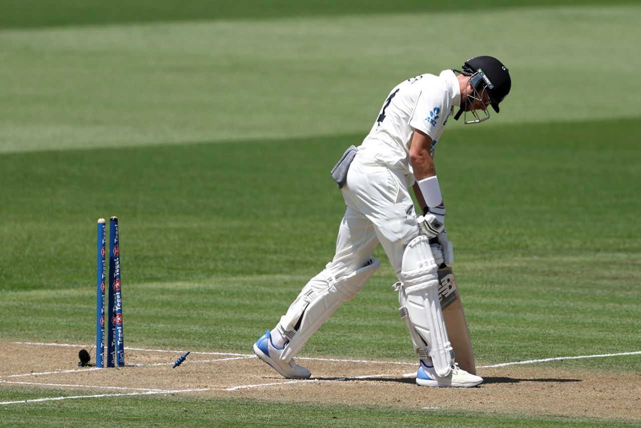 Mitchell Santner had his stumps disturbed, New Zealand vs England, 3rd Test, Hamilton, 2nd day, December 15, 2024