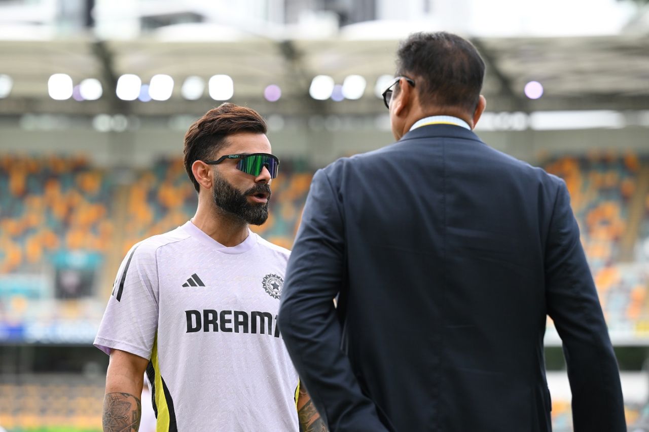 Virat Kohli in conversation with former head coach and current broadcaster Ravi Shastri, Australia vs India, 3rd Test, Brisbane, 2nd day, December 15, 2024
