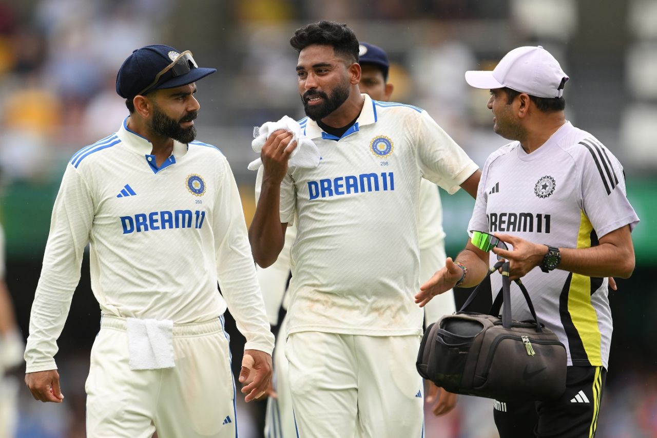 Mohammed Siraj hobbled off the field before lunch on day two, Australia vs India, 3rd Test, Brisbane, 2nd day, December 15, 2024