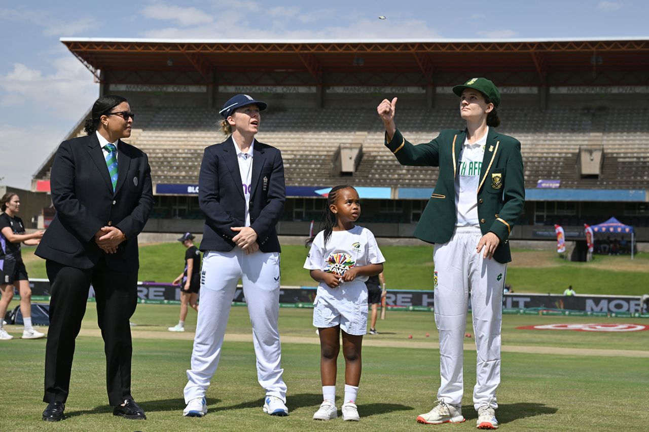 Laura Wolvaardt and Heather Knight at the toss, South Africa vs England, Only Women's Test, Bloemfontein, Day 1, December 15, 2024