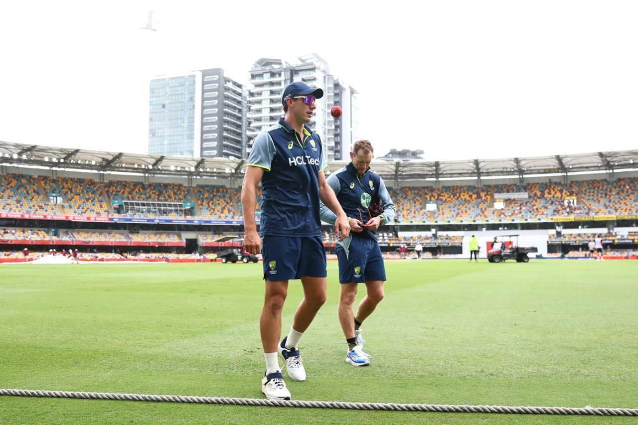 Pat Cummins has a pitch-side chat with Andrew McDonald, Australia vs India, 3rd Test, Brisbane, 3rd day, December 16, 2024