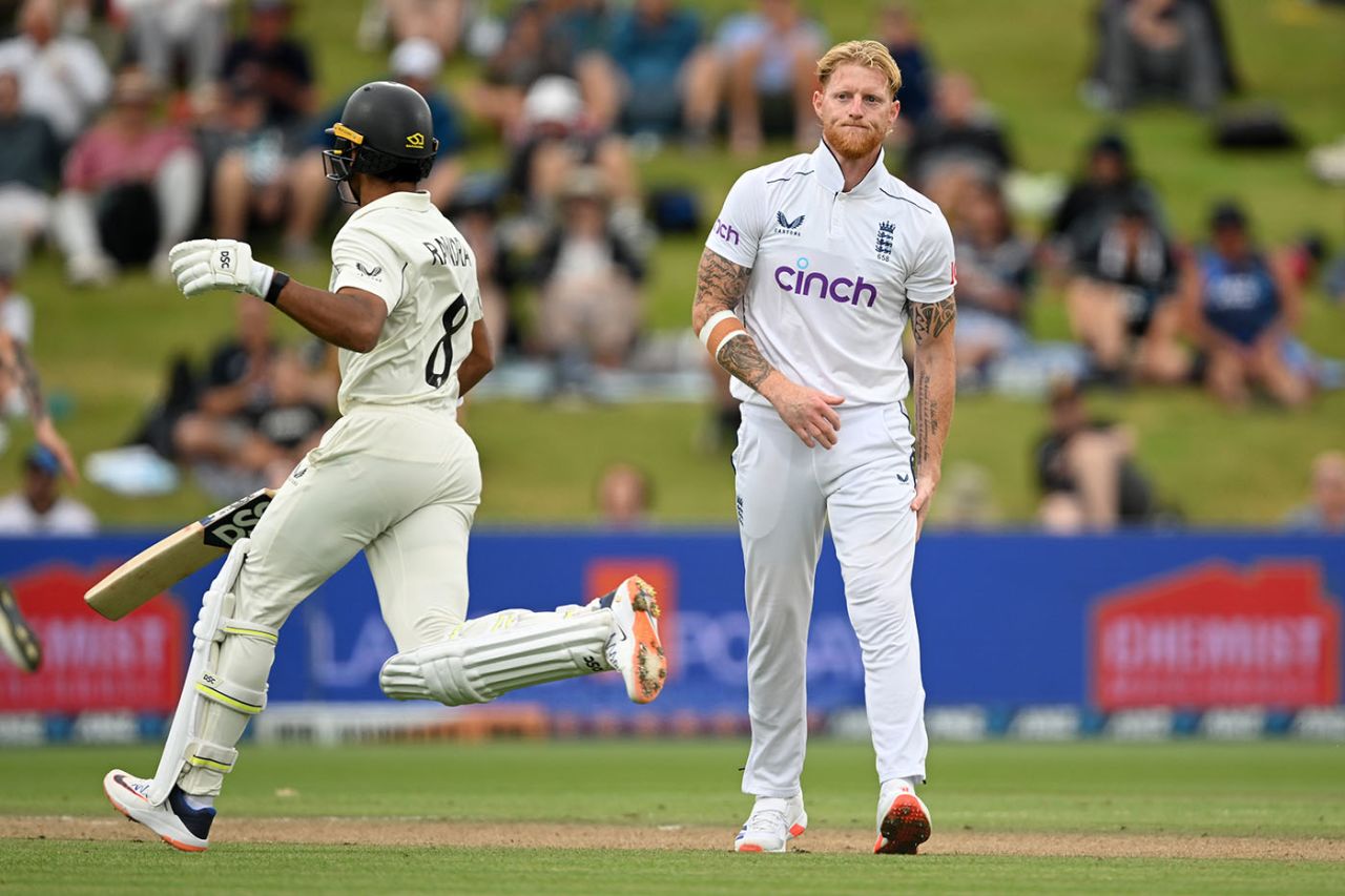 Ben Stokes clutches his leg before leaving the field, New Zealand vs England, 3rd Test, Hamilton, 3rd day, December 16, 2024
