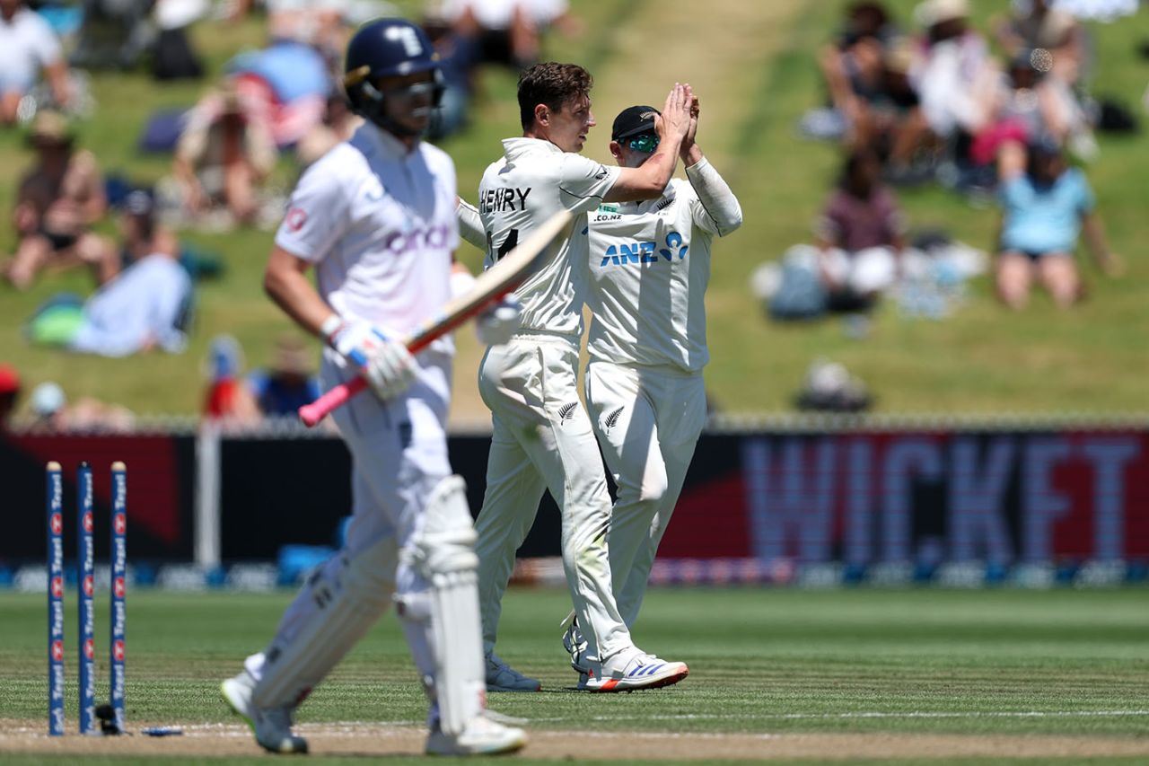 Matt Henry celebrates with Tom Latham after dismissing Ollie Pope, New Zealand vs England, 3rd Test, Hamilton, 4th day, December 17, 2024