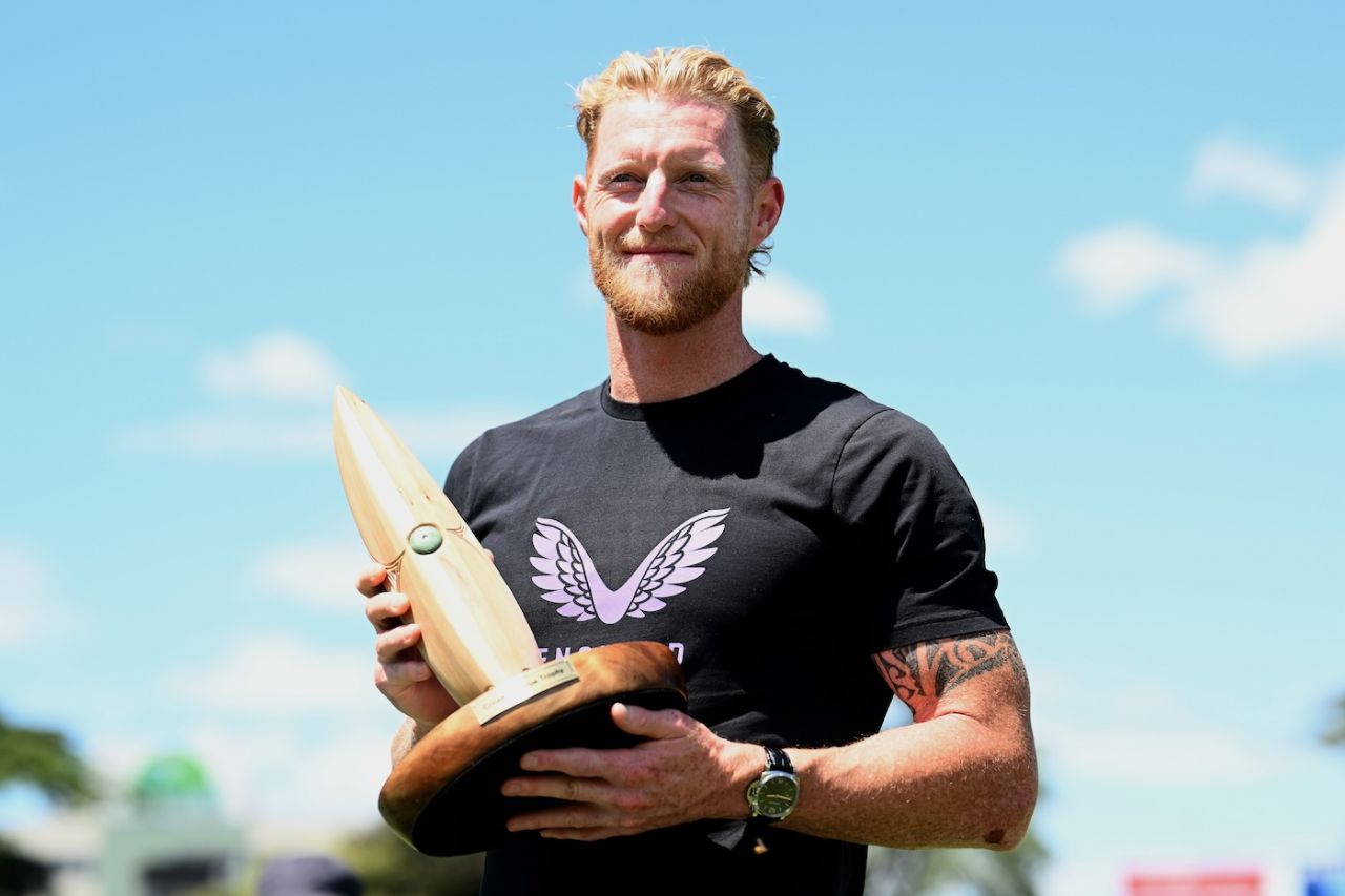 Ben Stokes was all smiles with the Crowe-Thorpe Trophy, New Zealand vs England, 3rd Test, Hamilton, 4th day, December 17, 2024