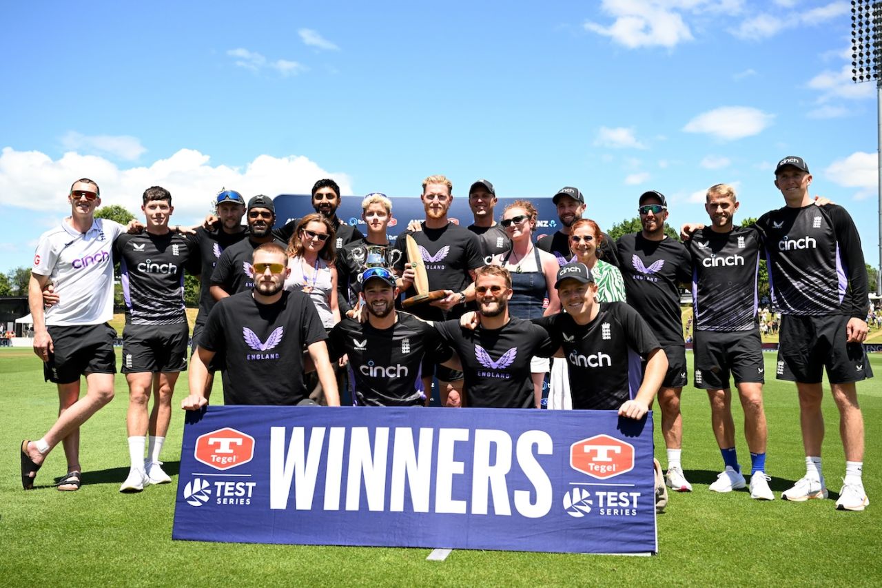 Ben Stokes and England pose with the Crowe-Thorpe Trophy, New Zealand vs England, 3rd Test, Hamilton, 4th day, December 17, 2024