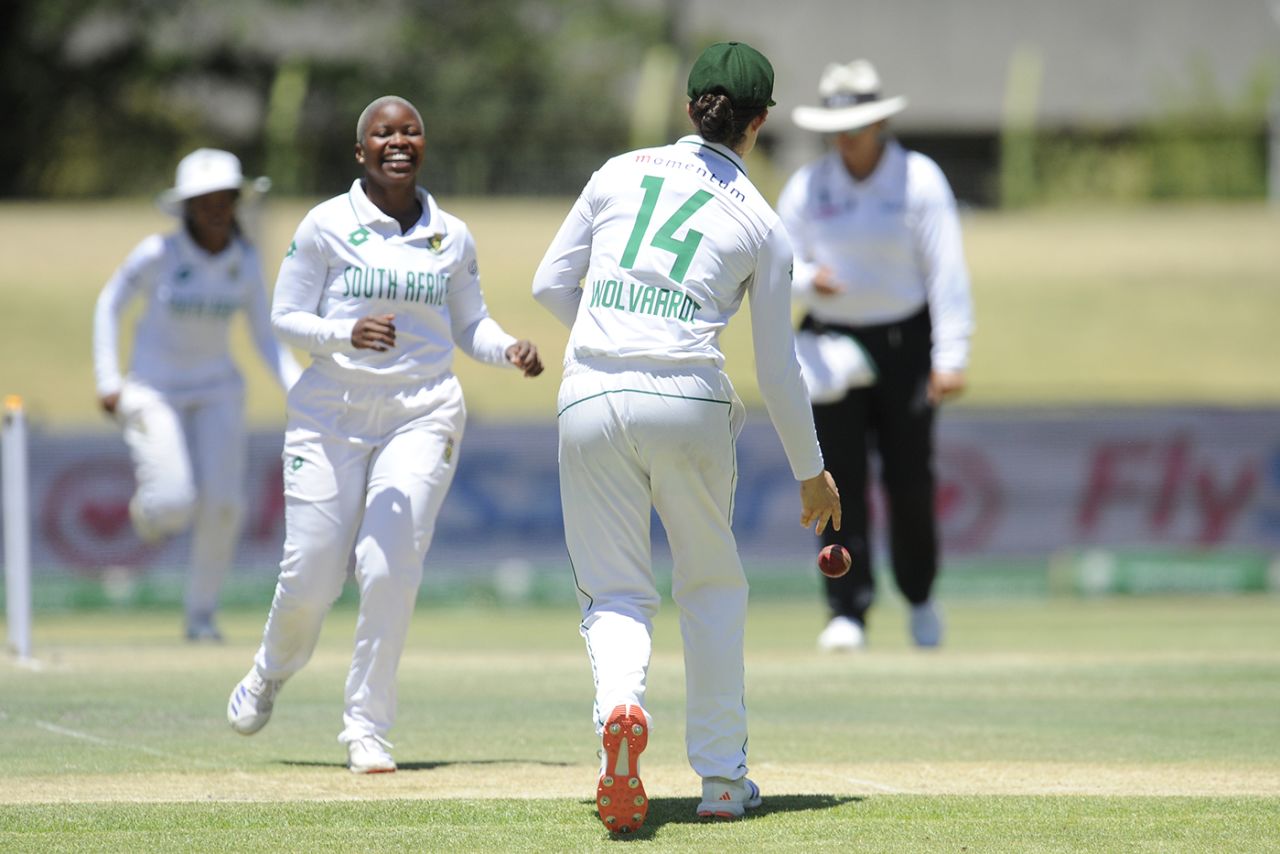 Nonkululeko Mlaba and Laura Wolvaardt celebrate, South Africa vs England, Only Women's Test, Bloemfontein, Day 3, December 17, 2024