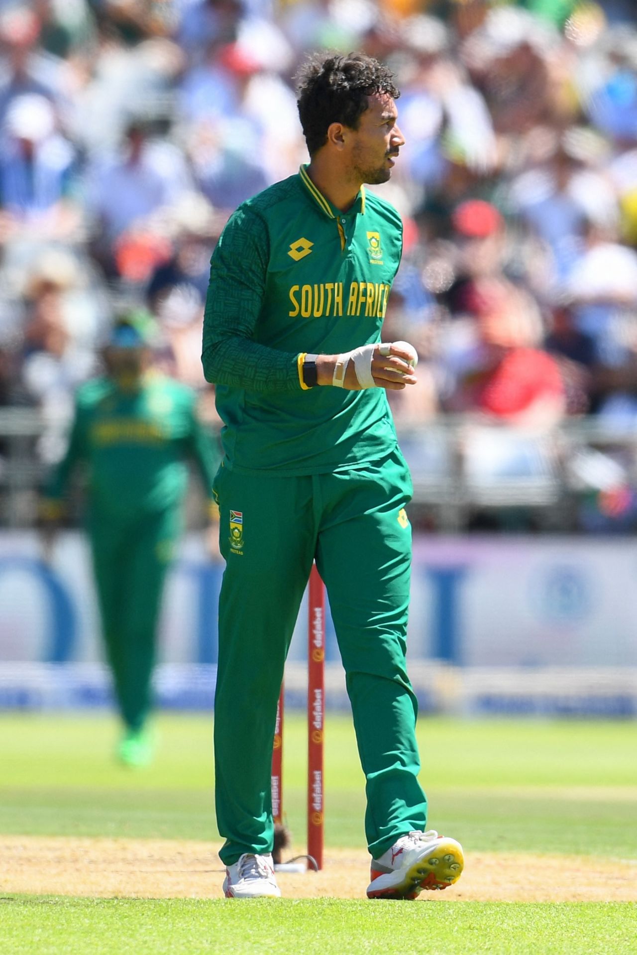 Bjorn Fortuin, an injury replacement, has a heavily-taped hand, South Africa vs Pakistan, 2nd ODI, Cape Town, December 19, 2024