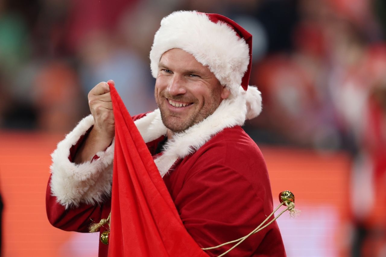 Aaron Finch has gifts to hand out before the game, Melbourne Renegades vs Perth Scorchers, BBL, Melbourne, December 23, 2024