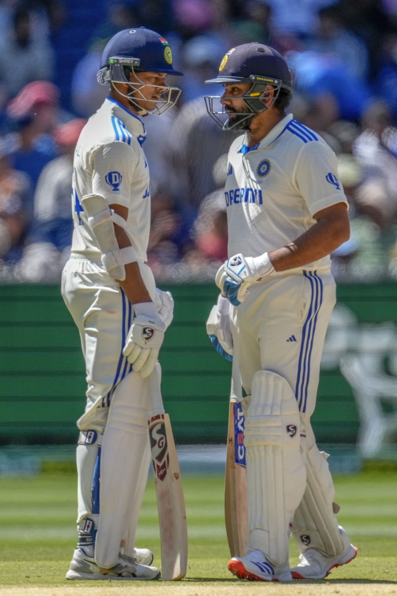 Yashasvi Jaiswal and Rohit Sharma have a chat in the middle, Australia vs India, 4th Test, Melbourne, ICC World Test Championship, Day 5, December 30, 2024