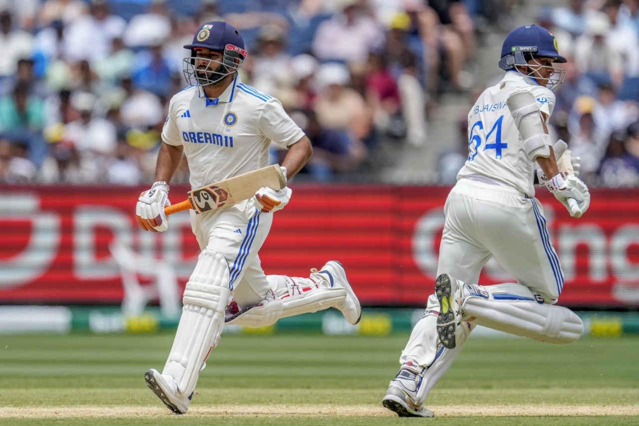 Rishabh Pant and Yashasvi Jaiswal run between the wickets