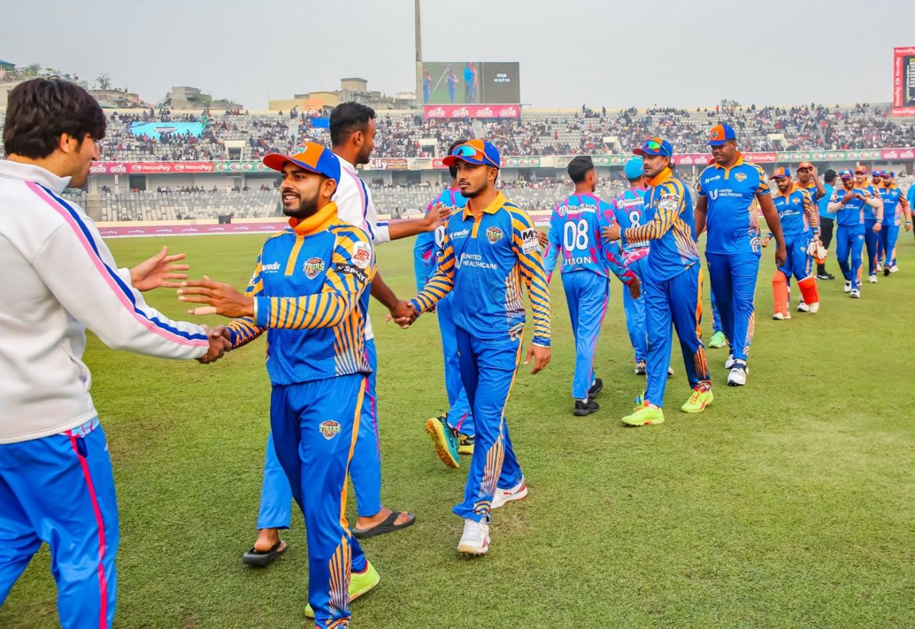 Mehidy Hasan Miraz shakes hands with the opposition players, Chittagong Kings vs Khulna Tigers, BPL, Mirpur, December 31, 2024