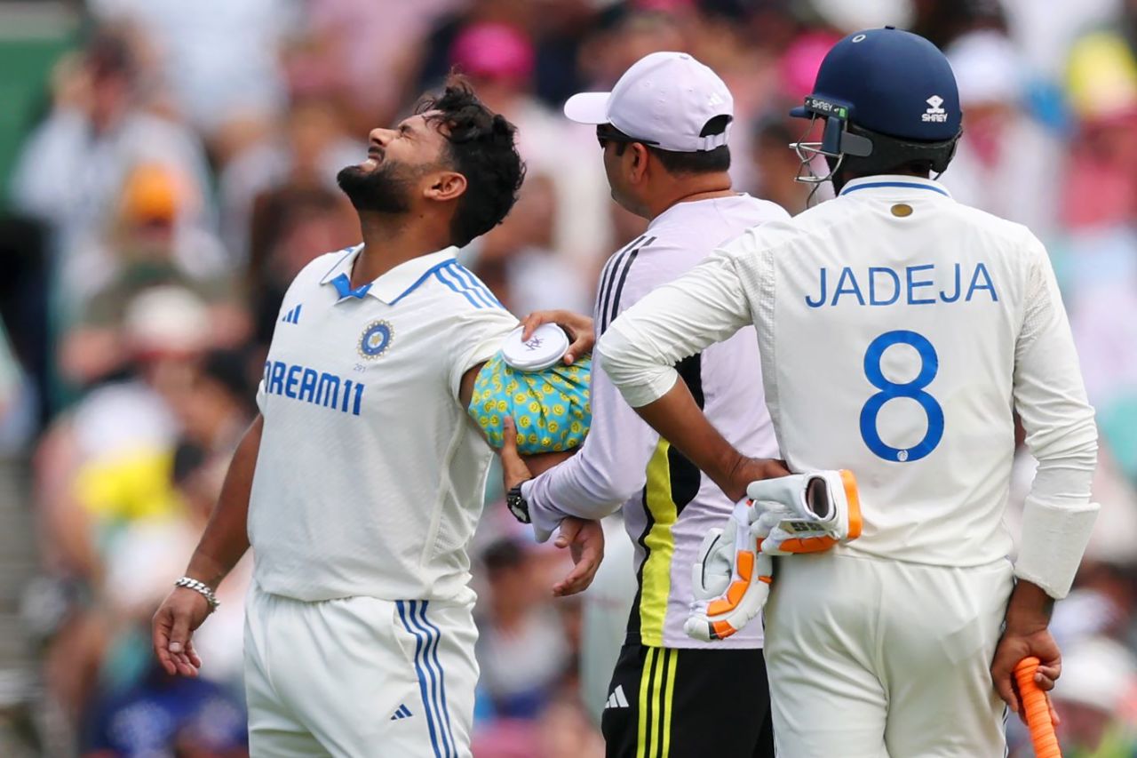Rishabh Pant in some pain after being hit on the arm, Australia vs India, 5th Test, Sydney, 1st day, January 3, 2025