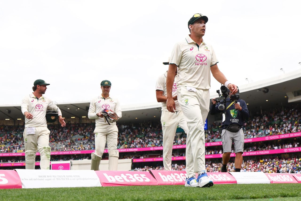 Scott Boland leads the Australians off the field, Australia vs India, 5th Test, Sydney, 1st day, January 3, 2024