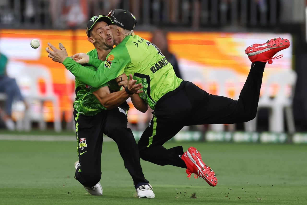 Daniel Sams and Cameron Bancroft collided when going for the same catch, Perth Scorchers vs Sydney Thunder, BBL, Perth, January 3, 2025