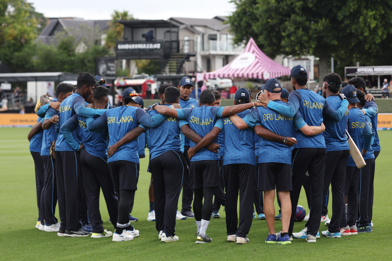 The Sri Lankan team are in a huddle ahead of the second ODI, New Zealand vs Sri Lanka, 2nd ODI, Hamilton, January 8, 2025