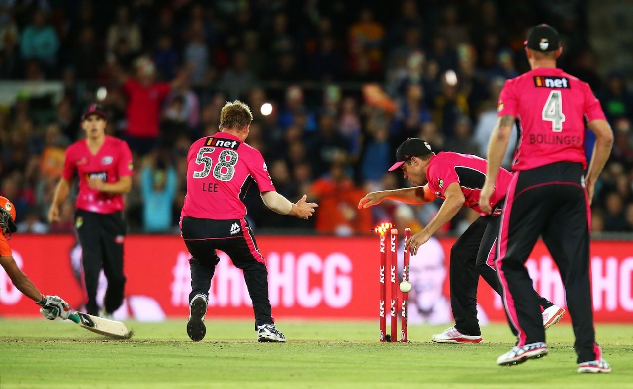 Moises Henriques fumbles the run out, Perth Scorchers vs Sydney Sixers, BBL final, Canberra, January 28, 2015