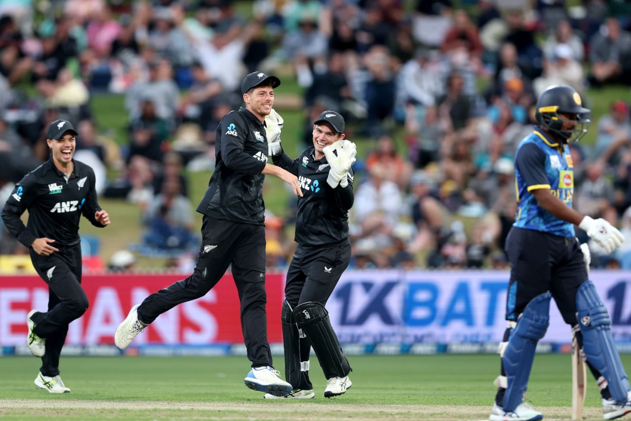 Captain vs captain: Mitchell Santner ran out Charith Asalanka, New Zealand vs Sri Lanka, 2nd T20I, Hamilton, January 8, 2025