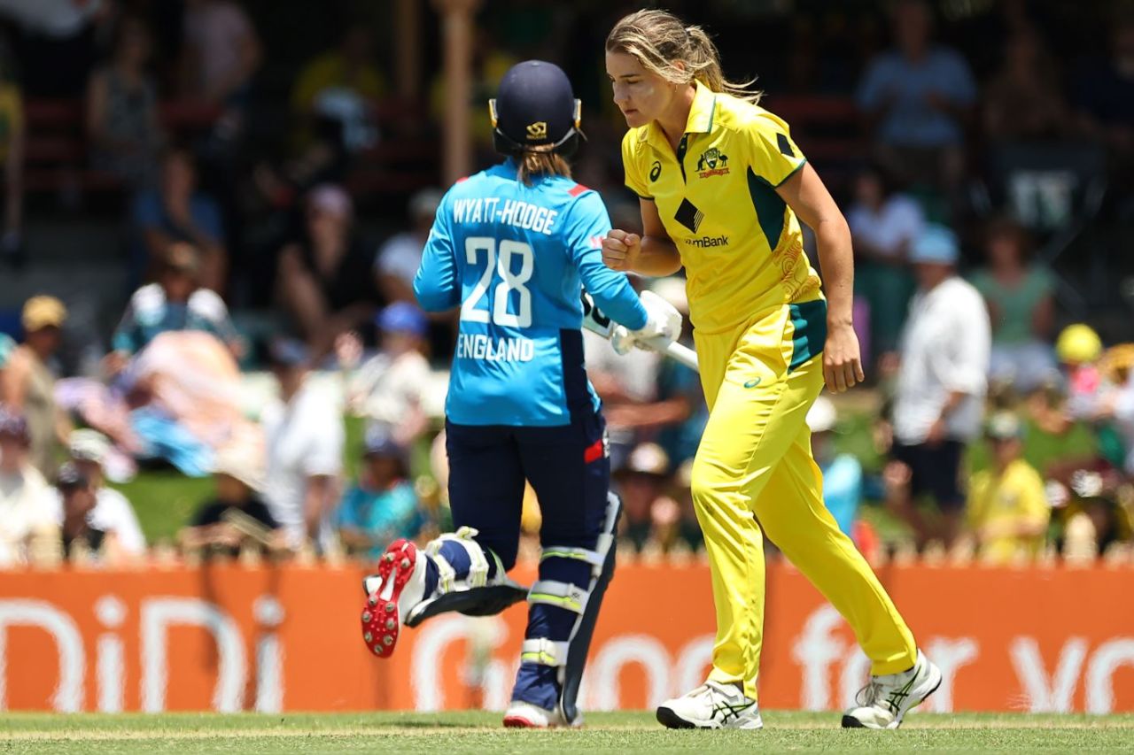 Annabel Sutherland took two wickets, Australia vs England, 1st ODI, Women's Ashes, North Sydney Oval, January 12, 2025