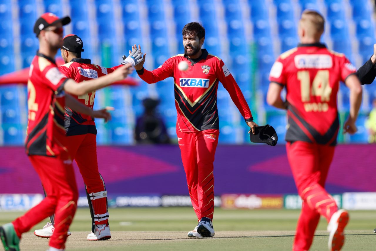 Mohammad Amir struck the first blow of the evening for Desert Vipers, Abu Dhabi Knight Riders vs Desert Vipers, ILT20 2025, Abu Dhabi, January 12, 2025