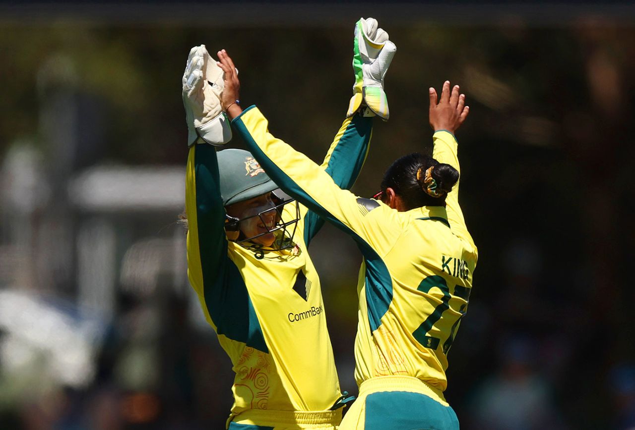 Alana King celebrates with Alyssa Healy