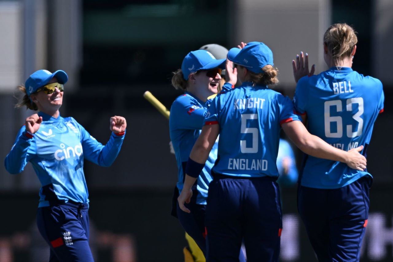 Lauren Bell celebrates the wicket of Ellyse Perry, Australia vs England, 3rd ODI, Women's Ashes, Hobart, January 17, 2025