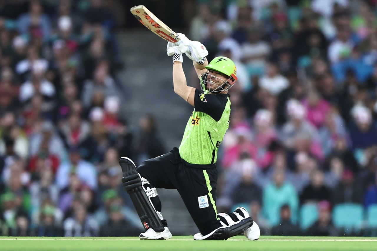 David Warner tried to accelerate for Sydney Thunder around the rain breaks, Sydney Sixers vs Sydney Thunder, BBL 2024-25, Sydney, January 17, 2025