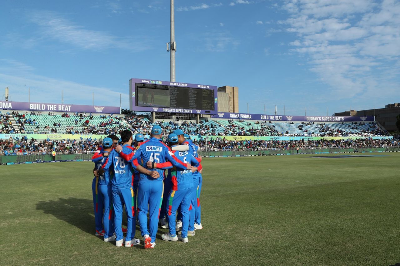Durban's Super Giants in a huddle, Durban's Super Giants vs Sunrisers Eastern Cape, SA20, Durban, January 17, 2025