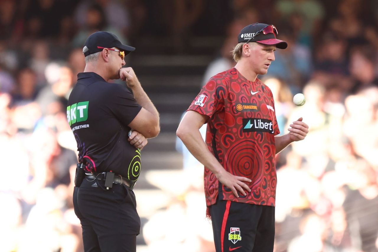 Umpire Donovan Koch removed Will Sutherland and Fergus O'Neill for running in the protected zone, Melbourne Renegades vs Brisbane Heat, BBL, Marvel Stadium, January 18, 2025