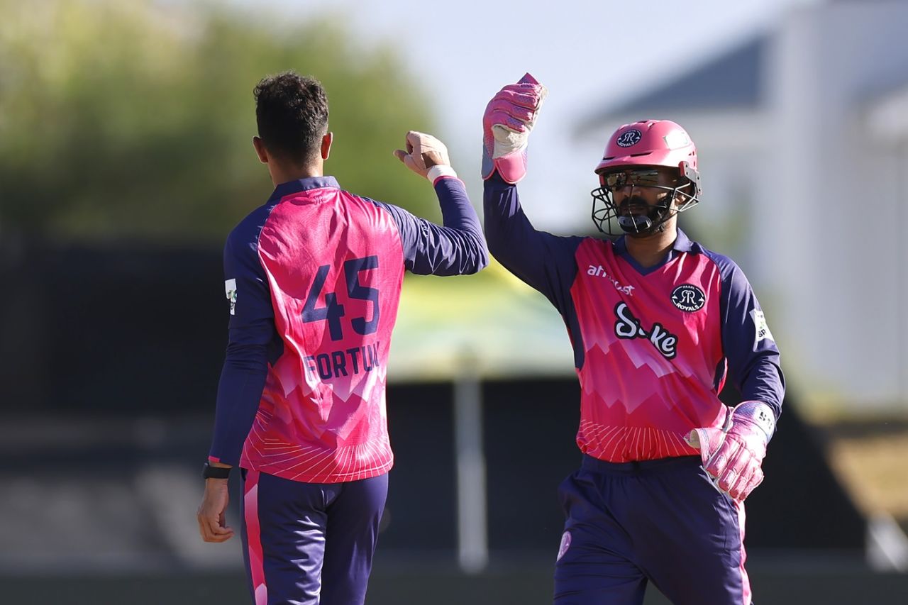 Bjorn Fortuin celebrates Devon Conway's wicket with Dinesh Karthik, Paarl Royals vs Joburg Super Kings, SA20, Paarl, January 20, 2025