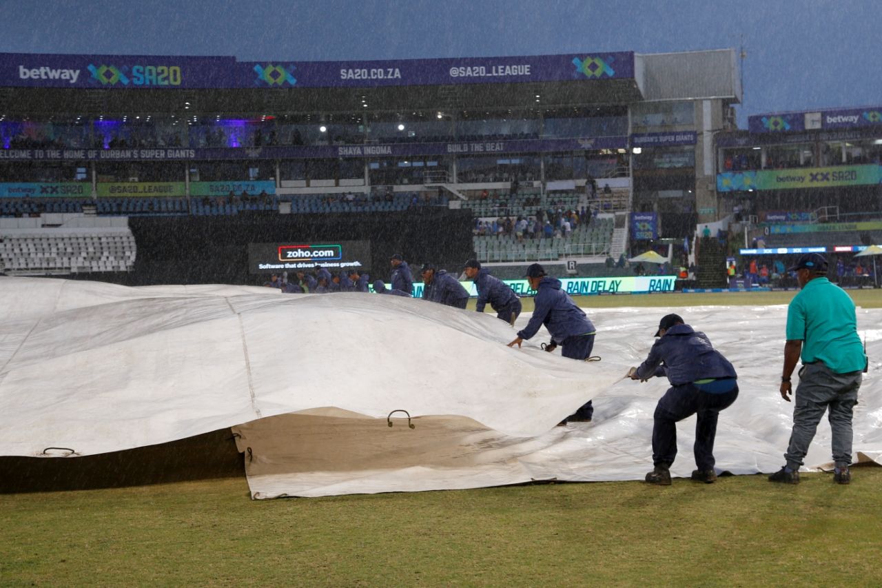 The covers come on at Kingsmead, Durban's Super Giants vs MI Cape Town, SA20 2025, Durban, January 21, 2025