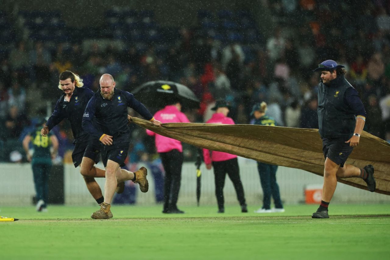 Ground staff pull the covers on, Australia vs England, 2nd T20I, Women's Ashes, Canberra, January 23, 2025