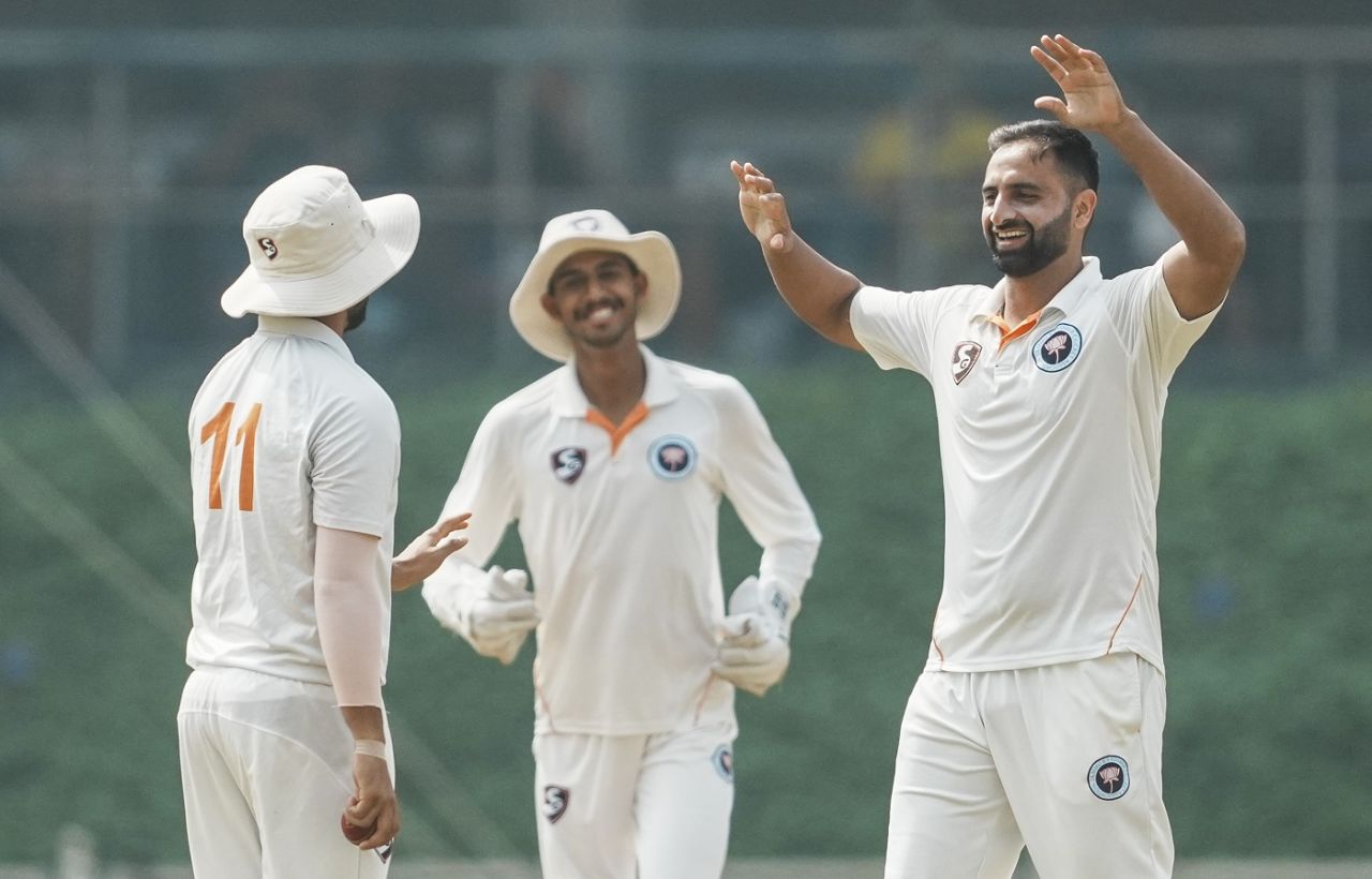 Auqib Nabi celebrates Tanush Kotian's wicket, Mumbai vs Jammu and Kashmir, Sharad Pawar Cricket Academy, day 1, Ranji Trophy, January 23, 2025