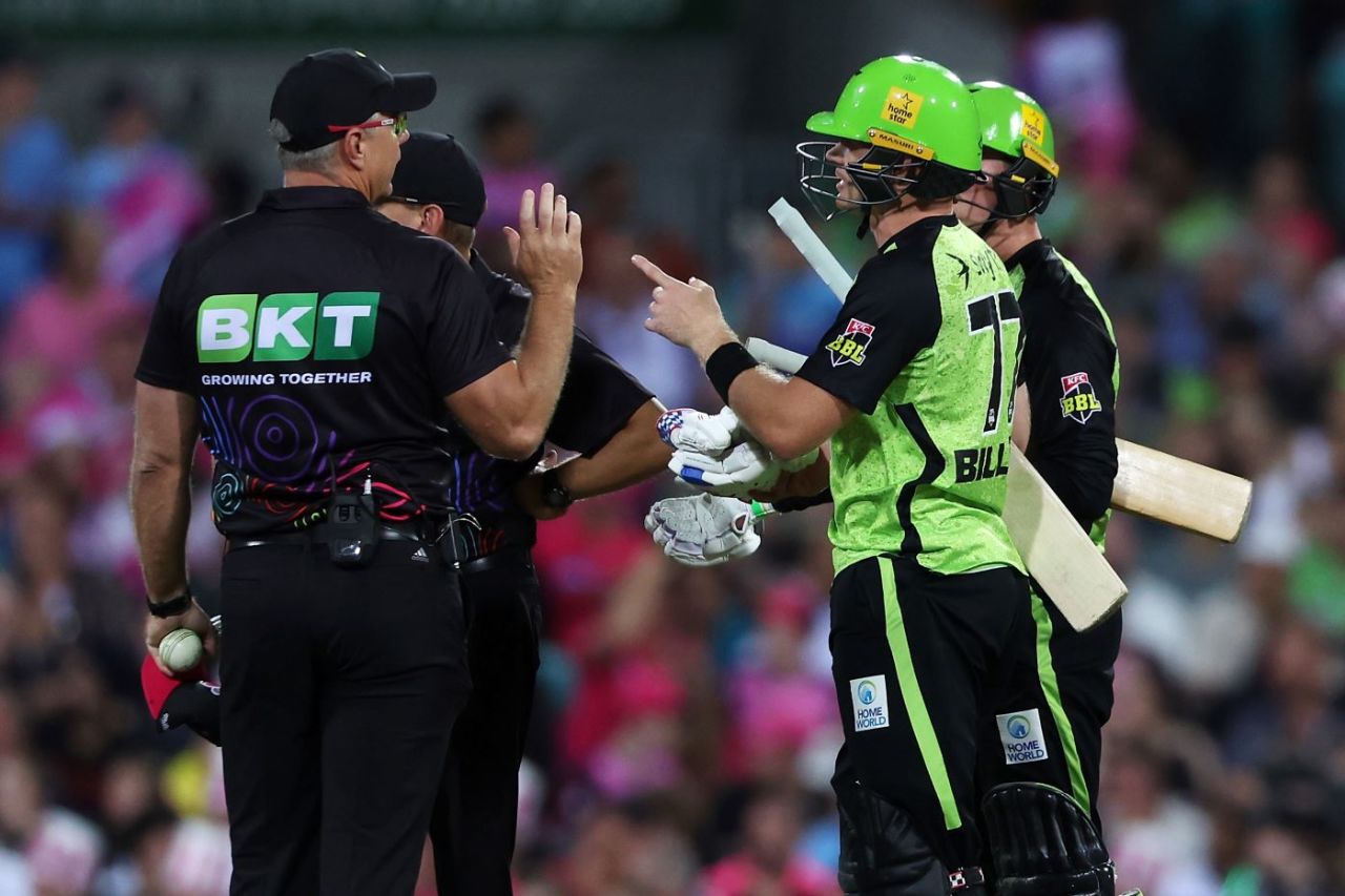 Matthew Gilkes and Sam Billings query a run out decision, Sydney Sixers vs Sydney Thunder, Challenger, BBL, Sydney, January 24, 2025