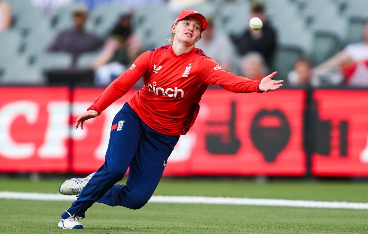 Charlie Dean couldn't quite reach a catch in the deep, Australia vs England, 3rd T20I, Women's Ashes, Adelaide, January 25, 2025