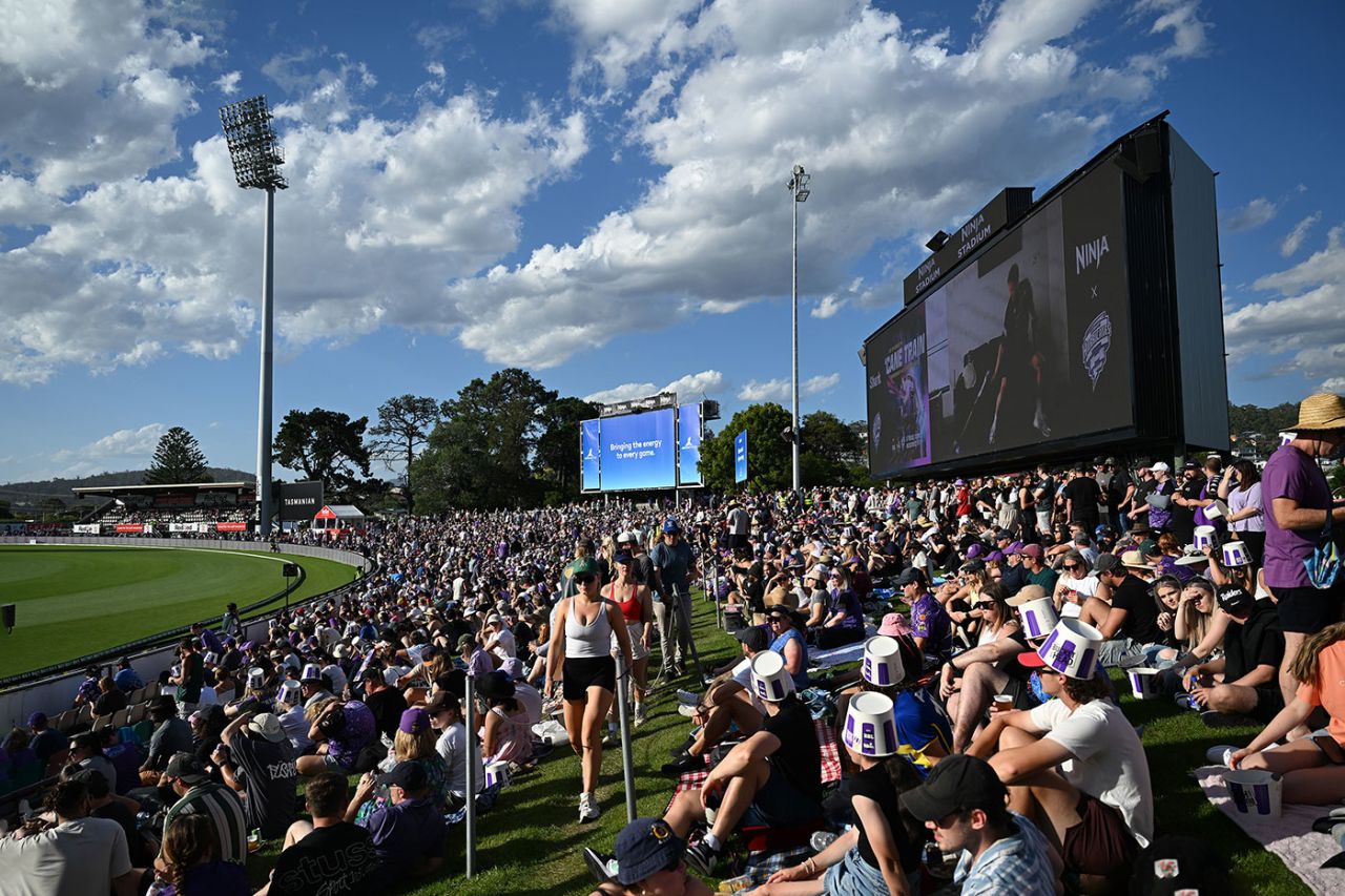 A packed crowd at Ninja Stadium in Hobart, Hobart Hurricanes vs Sydney Thunder, BBL final, Hobart, January 27, 2025