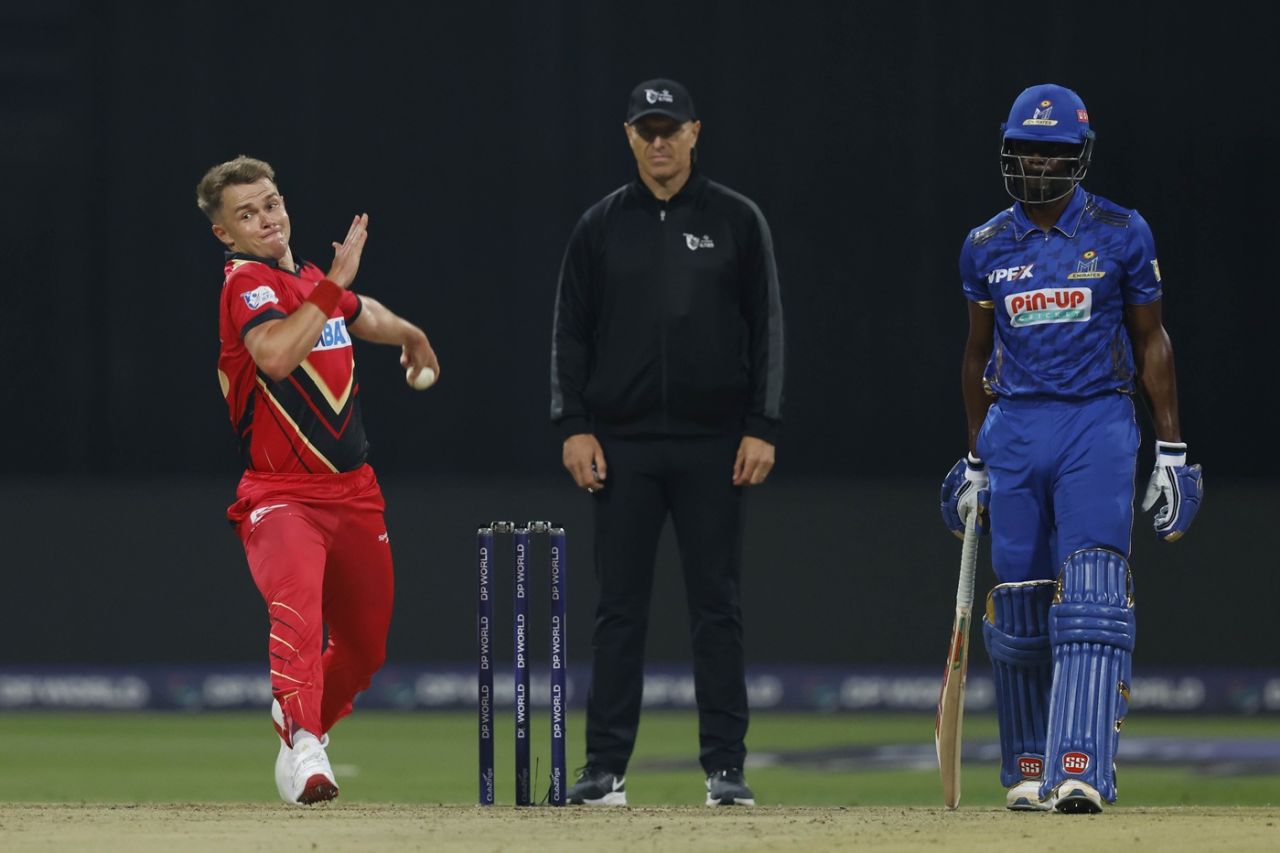Sam Curran delivers a ball for Desert Vipers, Desert Vipers vs MI Emirates, ILT20 2024-25, Abu Dhabi, January 27, 2025