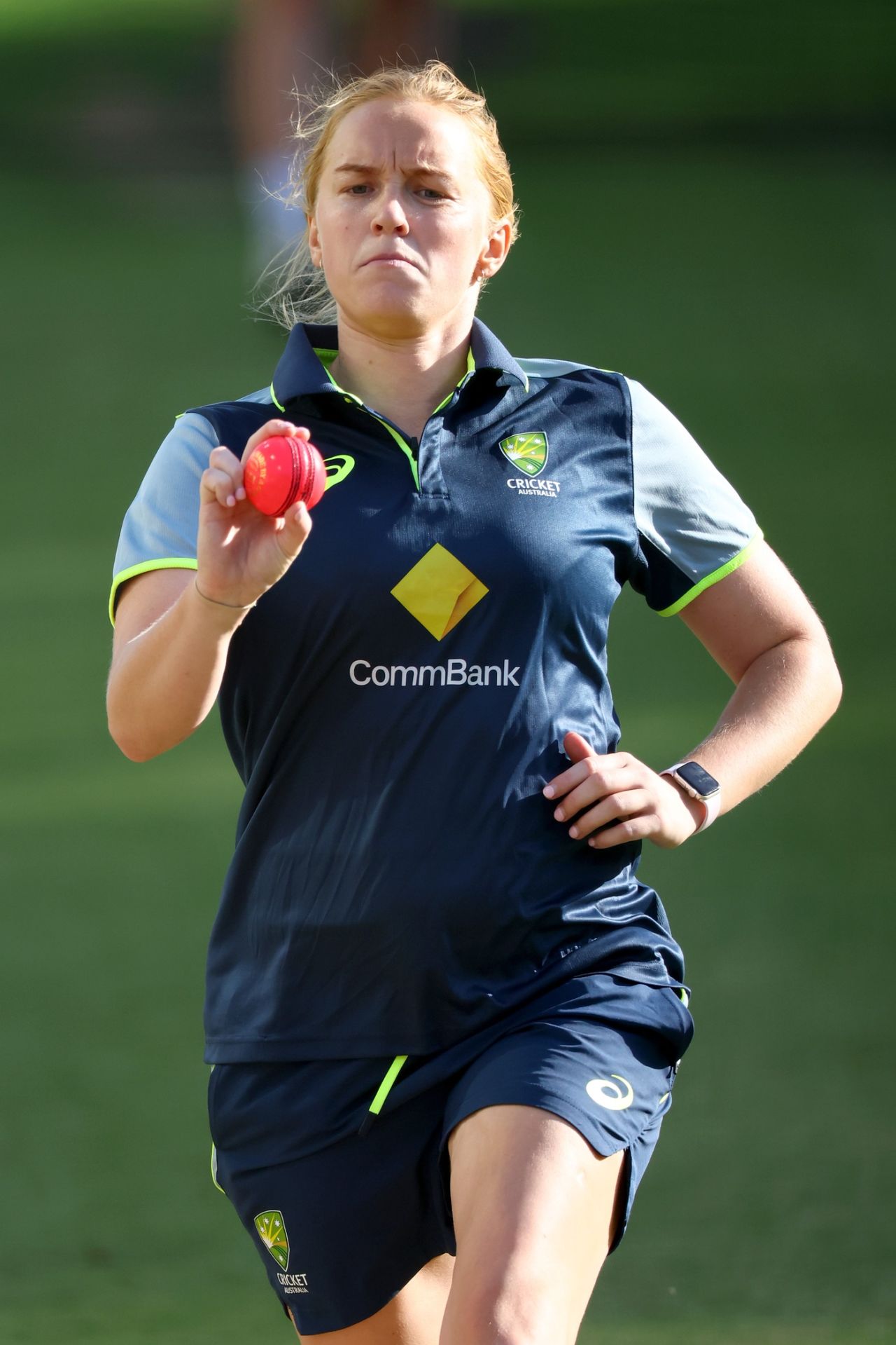 Kim Garth runs in with the pink ball, Only Test, Women's Ashes, Melbourne, January 28, 2025