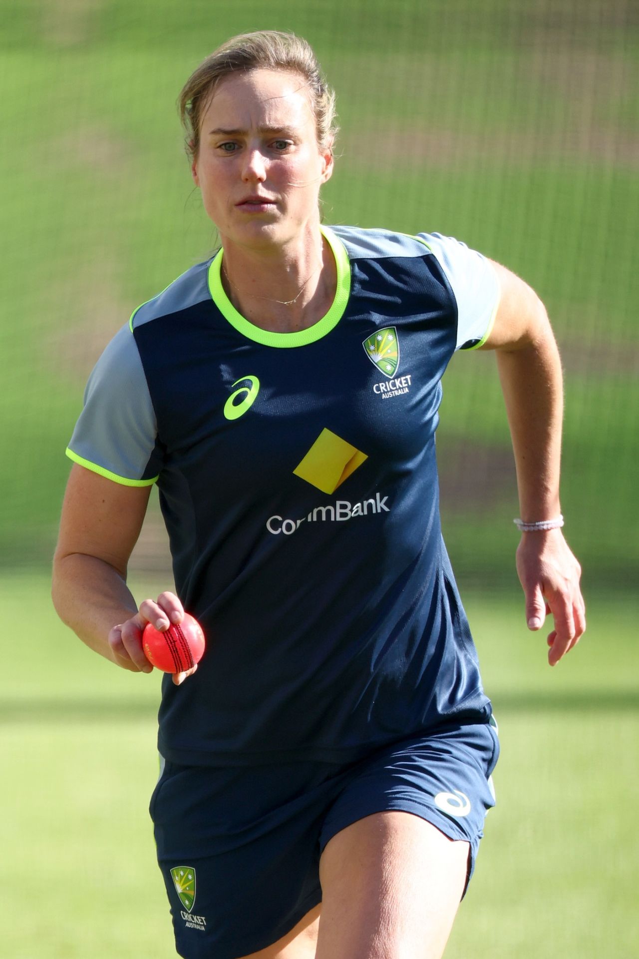 Ellyse Perry bowls with the pink ball during a training session, Only Test, Women's Ashes, Melbourne, January 28, 2025