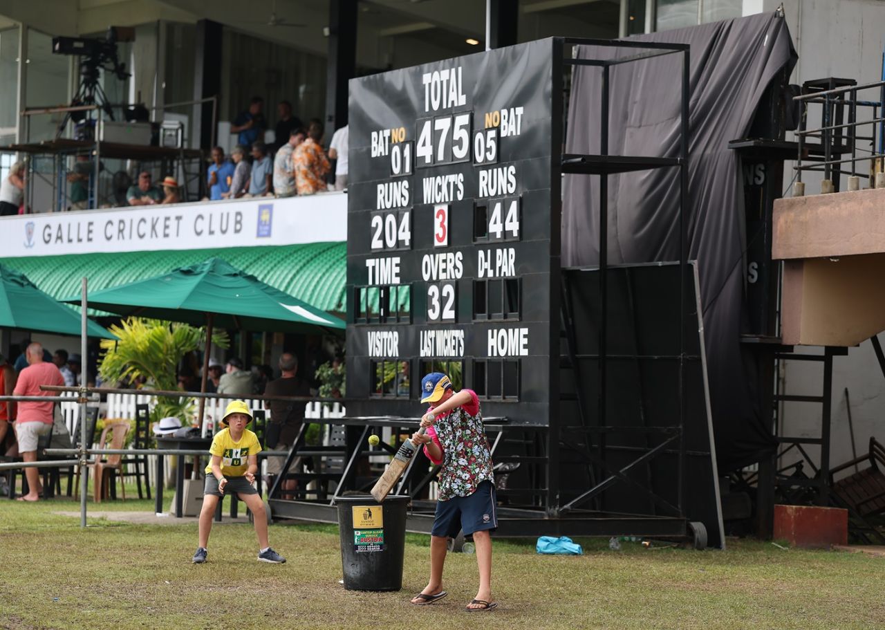 Don't get fooled by the scorecard behind detailing this game between the kids, Sri Lanka vs Australia, 1st Test, Galle, 2nd day, January 30, 2025